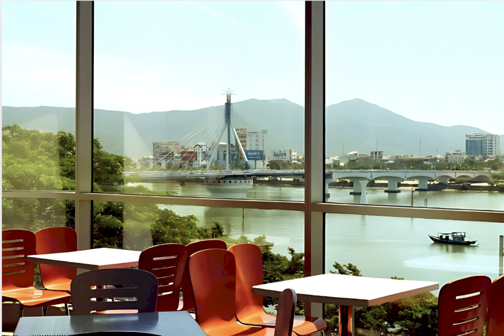 Nearby local seafood spots usually offer a spectacular Han River Bridge view